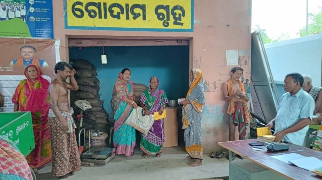ଖାଉଟିଙ୍କୁ ପୁଷ୍ଟିକର ଖାଦ୍ୟ ମାଣ୍ଡିଆ ବାଣ୍ଟିଲେ ସରପଞ୍ଚ