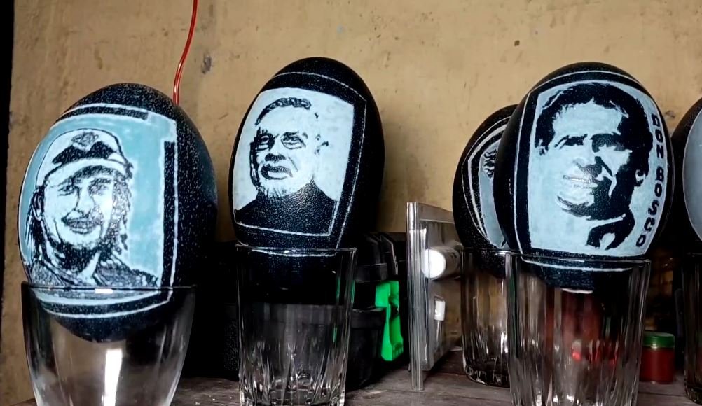 ଅଣ୍ଡାରେ ସୁନ୍ଦର କଳାକୃତି