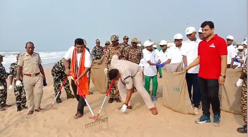 ଚନ୍ଦ୍ରଭାଗାରେ ଅନ୍ତର୍ଜାତୀୟ ବେଳାଭୂମି ସଫେଇ କାର୍ଯ୍ୟକ୍ରମ ଅନୁଷ୍ଠିତ।