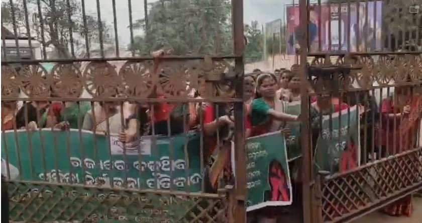 ନାରୀ ନିର୍ଯାତନା ପ୍ରତିବାଦରେ ବାହାରିଲେ ମହିଳା || KORAPUT NEWS