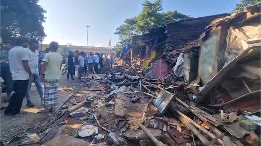 ଟ୍ରକ ମାଡି ଯାଇ ଭାଙ୍ଗିଲା ଆଠଟି ଦୋକାନ,ଜଣେ ମହିଳା ଦୋକାନୀଙ୍କ ମୃତ୍ୟୁ || MAYURBHANJ NEWS