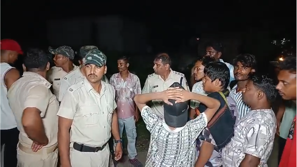 ବୋମା ଫିଙ୍ଗିଥିବା ଯୁବକକୁ ଟେକିନେଲା ପୋଲିସ || BHADRAK NEWS