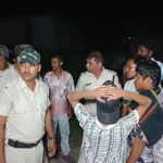 ବୋମା ଫିଙ୍ଗିଥିବା ଯୁବକକୁ ଟେକିନେଲା ପୋଲିସ || BHADRAK NEWS