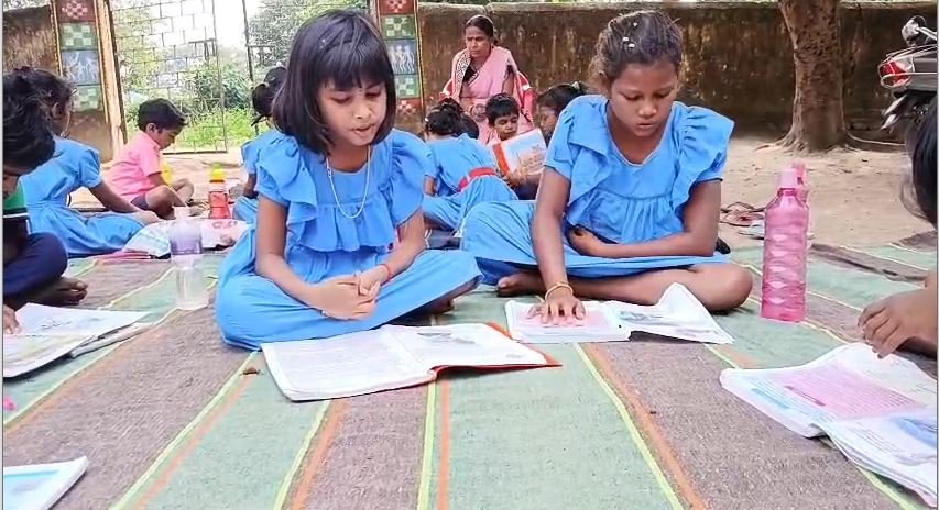 ଗଛ ତଳେ ଚାଲିଛି ଭବିଷ୍ୟତ ଗଢ଼ା