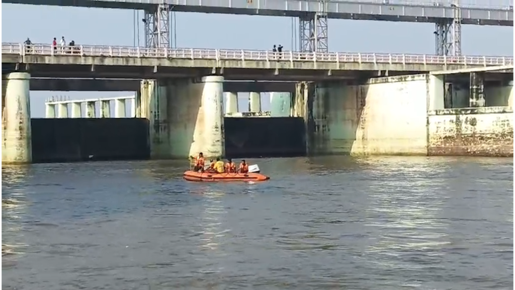 ବ୍ରିଜ ଉପରେ ଗାଡି ରଖି ମହାନଦୀକୁ ଡେଇଁଲେ ଯୁବକ || CUTTACK NEWS