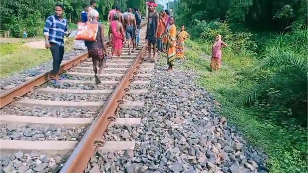 ପାରିବାରିକ କଳହରୁ ଟ୍ରେନ ଆଗରେ ଶୋଇ ପଡିଲେ ମହିଳା, ମୁଣ୍ଡ-ଗଣ୍ଡି ଅଲଗା।