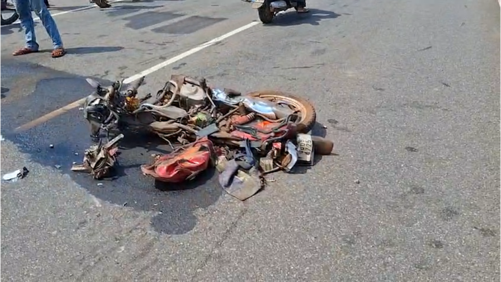 ପରିବାରର ଚାରିଜଣଙ୍କ ମୁଣ୍ଡ ଗଡାଇଦେଲା ଅଜଣା ଗାଡି || DHENKANAL NEWS