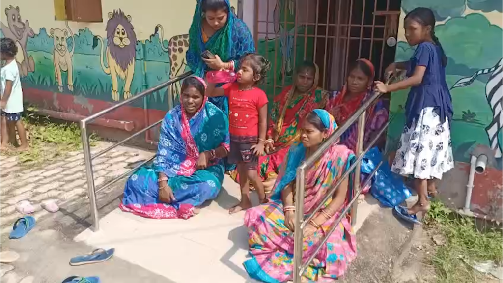 ଅଙ୍ଗନବାଡି କେନ୍ଦ୍ରରେ ପିଲାଙ୍କୁ ପଚା ଅଣ୍ଡା ଦିଆଯାଉଥିବା ଅଭିଯୋଗ କରି ଅଙ୍ଗନବାଡି କେନ୍ଦ୍ରରେ ତାଲା ପକାଇ ଧାରଣା ରେ ବସିଲେ ଅଭିଭାବକ।