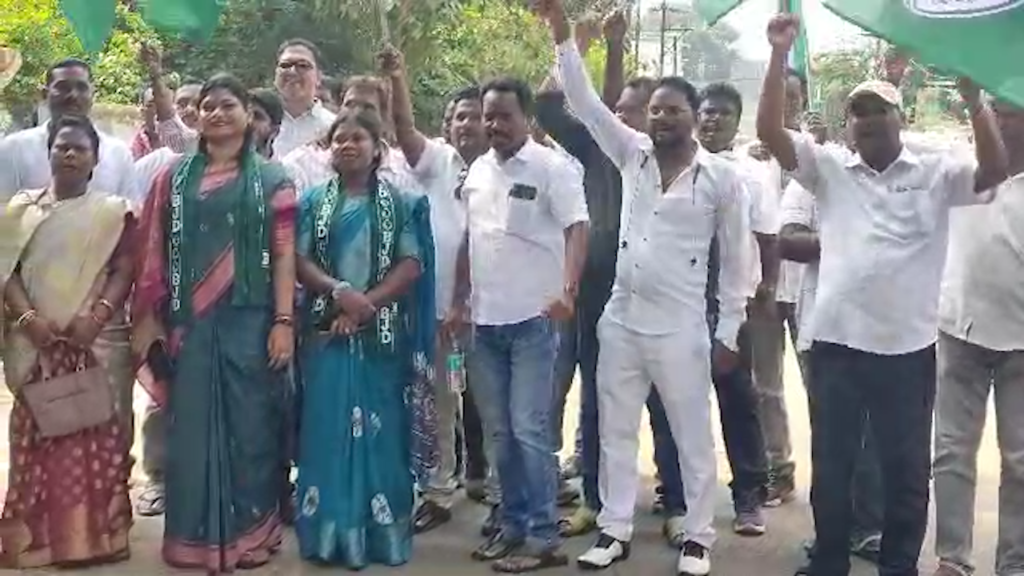 ହାଇକୋର୍ଟଙ୍କ ନିର୍ଦ୍ଧେଶ ପରେ ଅନାସ୍ଥା ପ୍ରସ୍ତାବ ସ୍ଥଗିତ || RAYGADA NEWS