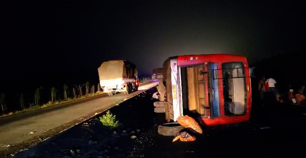 ସୁଇପଡ଼ିଲା ଡ୍ରାଇଭର ,ଓଲଟି ପଡ଼ିଲା ବସ