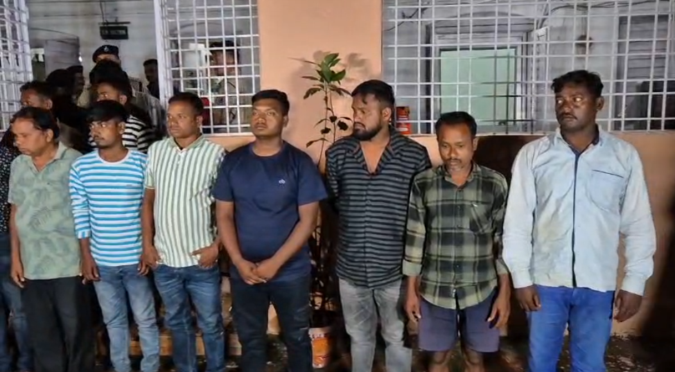 ଝାଡ଼ୁଦାର ସ୍କାମରେ ଧରା ପଡ଼ିଲେ 18ଜଣ ଏଜେଣ୍ଟ |