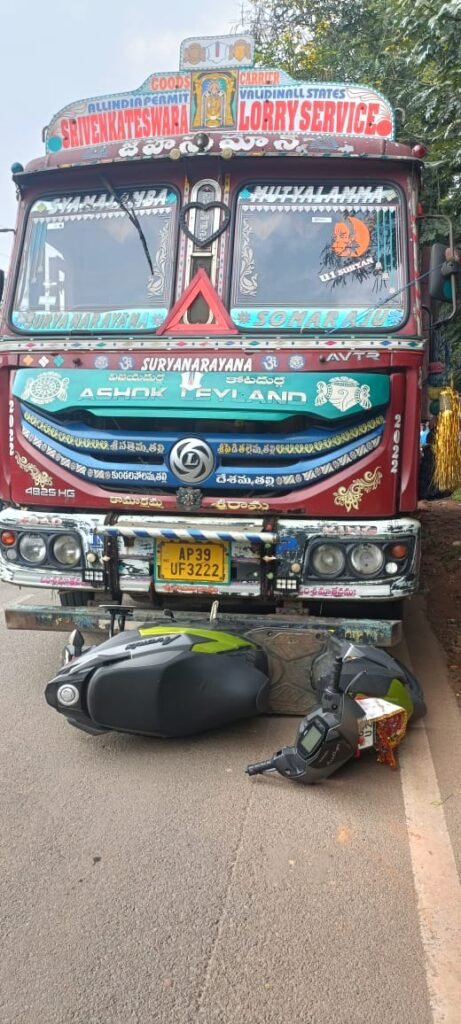 ଟ୍ରକ ଓ ସ୍କୁଟି ମୁହାଁମୁହିଁ ଧକ୍କା,ସ୍କୁଟି ଚାଳକଙ୍କ ଗଲା ଜୀବନ ||