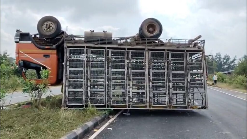 ରାସ୍ତା ଉପରେ ଶବ ରଖି କ୍ଷତି ପୂରଣ ମାଗିଲେ ପରିବାର ଲୋକେ || KALAHANDI NEWS