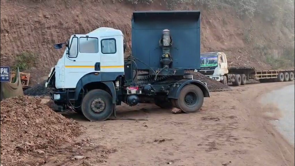 ଡମ୍ପର ହାଇୱା ମୁହାଁମୁହିଁ ଧକ୍କାରେ ଚାପିଗଲେ ଡ୍ରାଇଭର || KEONJHAR NEWS