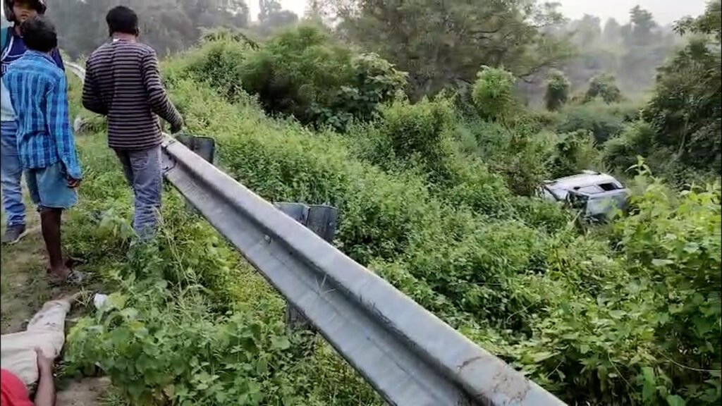 ରାସ୍ତା ତଳକୁ କାର ଓଲଟି ପଡିବାରୁ ଚାଳକ ଗୁରୁତ୍ତର ଅନ୍ୟ ଜଣେ ଆହତ || KALAHANDI NEWS