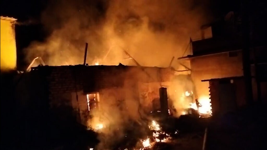 ଆଖି ସାମ୍ନାରେ ହୁତୁହୁତୁ ହୋଇ ଜଳିଗଲା 10ବଖରା ଘର || JAGATSINGHPUR NEWS